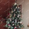 Künstlicher Weihnachtsbaum 3D Mini Waldfichte 105cm im Topf, ist mit bunten Dekorationen verziert