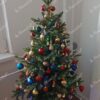 Künstlicher Weihnachtsbaum 3D Mini Waldfichte 105cm im Topf, ist mit bunten Dekorationen verziert