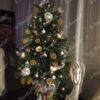Künstlicher Weihnachtsbaum 3D Mini Waldfichte 105cm im Topf, ist mit natürlichen Dekorationen verziert