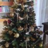 Künstlicher Weihnachtsbaum 3D Mini Waldfichte 105cm im Topf, ist mit goldenen Dekorationen verziert