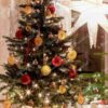 Künstlicher Weihnachtsbaum 3D Mini Waldfichte 105cm im Topf, ist mit roten und goldenen Dekorationen verziert