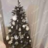 Künstlicher Weihnachtsbaum 3D Nordmanntanne 150cm, ist mit weißen Dekorationen geschmückt