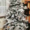 Künstlicher Weihnachtsbaum 3D Polarfichte 180cm, ist mit silbernen und weißen Dekorationen verziert