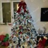 Künstlicher Weihnachtsbaum 3D Polarfichte 210cm, ist mit goldenen, roten und weißen Verzierungen geschmückt
