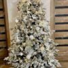 Künstlicher Weihnachtsbaum 3D Polarfichte 210cm, ist mit goldenen und weißen Dekorationen verziert