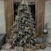 Künstlicher Weihnachtsbaum 3D Polarfichte 210cm, ist mit goldenen Dekorationen verziert