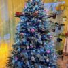 Künstlicher Weihnachtsbaum 3D Robuste Fichte XL 210cm, ist mit rosa und silbernen Verzierungen geschmückt