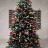 Künstlicher Weihnachtsbaum 3D Schneefichte 210cm, ist mit goldenen und roten Dekorationen verziert