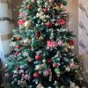 Künstlicher Weihnachtsbaum 3D Schneefichte 210cm, ist mit goldenen, weißen und roten Dekorationen verziert