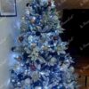 Künstlicher Weihnachtsbaum 3D Sibirische Tanne 180cm, ist mit kupfernen und schwarzen Dekorationen verziert