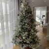 Künstlicher Weihnachtsbaum 3D Sibirische Tanne 210cm, ist mit weißen und grünen Dekorationen verziert