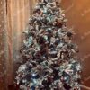 Künstlicher Weihnachtsbaum 3D Sibirische Tanne 210cm, ist mit Kupferverzierungen geschmückt
