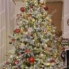 Künstlicher Weihnachtsbaum 3D Sibirische Tanne 240cm, ist mit weißen und roten Dekorationen verziert