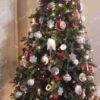 Künstlicher Weihnachtsbaum 3D Skandinavische Fichte 210cm, ist mit weißen und roten Dekorationen verziert