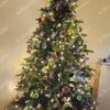 Künstlicher Weihnachtsbaum 3D Skandinavische Fichte 210cm, ist mit weißen und rosa Dekorationen verziert