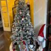 Künstlicher Weihnachtsbaum 3D Tanne Alabaster 180cm, ist mit weißen und roten Dekorationen verziert