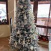 Künstlicher Weihnachtsbaum 3D Tanne Alabaster 210cm, ist mit weißen Dekorationen verziert