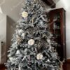 Künstlicher Weihnachtsbaum 3D Tanne Alabaster 210cm, ist mit goldenen und weißen Dekorationen verziert