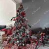 Künstlicher Weihnachtsbaum 3D Tanne Alabaster 240cm, ist mit roten und weißen Verzierungen geschmückt