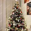 Künstlicher Weihnachtsbaum 3D Tanne mit Kunstschnee 180cm, ist mit roten und weißen Verzierungen geschmückt