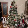 Künstlicher Weihnachtsbaum 3D Tanne mit Kunstschnee 210cm, ist mit roten und weißen Dekorationen verziert