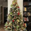 Künstlicher Weihnachtsbaum 3D Tanne mit Kunstschnee 210cm, ist mit roten und grünen Dekorationen verziert