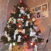 Künstlicher Weihnachtsbaum FULL 3D Alpenfichte 100 cm im Topf, ist mit roten und weißen Verzierungen geschmückt