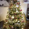 Künstlicher Weihnachtsbaum FULL 3D Alpenfichte 180cm, ist mit roten und weißen Verzierungen geschmückt