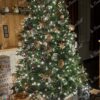 Künstlicher Weihnachtsbaum FULL 3D Alpenfichte 210cm, ist mit goldenen und weißen Dekorationen verziert