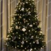 Künstlicher Weihnachtsbaum FULL 3D Alpenfichte 240cm, ist mit goldenen und weißen Dekorationen verziert