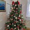 Künstlicher Weihnachtsbaum FULL 3D Fichte Exklusiv 210cm, ist mit roten und weißen Verzierungen geschmückt
