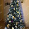Künstlicher Weihnachtsbaum FULL 3D Kanadische Hemlocktanne 180cm, ist mit goldenen, lila und weißen Dekorationen verziert