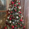 Künstlicher Weihnachtsbaum FULL 3D Kanadische Hemlocktanne 210cm, ist mit roten, silbernen und weißen Dekorationen verziert