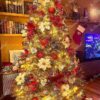 Künstlicher Weihnachtsbaum FULL 3D Kaukasus-Tanne 210cm, ist mit roten und weißen Verzierungen geschmückt