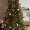 Künstlicher Weihnachtsbaum FULL 3D Kaukasus-Tanne 210cm, ist mit roten, goldenen und weißen Verzierungen geschmückt