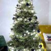Künstlicher Weihnachtsbaum FULL 3D Kaukasus-Tanne 210cm, ist mit schwarz-weißer Dekoration geschmückt