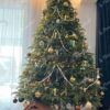 Künstlicher Weihnachtsbaum FULL 3D Kaukasus-Tanne 240cm, ist mit goldenen Dekorationen verziert