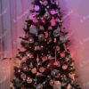 Künstlicher Weihnachtsbaum FULL 3D Tränen-Kiefer 180cm, ist mit weißen und goldenen Dekorationen verziert