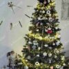 Künstlicher Weihnachtsbaum FULL 3D Tränen-Kiefer 210cm, ist mit weißen und rosa Dekorationen verziert