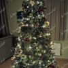 Künstlicher Weihnachtsbaum FULL 3D Tränen-Kiefer 240cm, ist mit roten und goldenen Dekorationen verziert