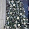Künstlicher Weihnachtsbaum Kiefer mit Kunstschnee 250cm, ist mit schwarz-weißer Dekorationen verziert