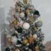 Künstlicher Weihnachtsbaum Mini-Tanne mit Kunstschnee 90cm, ist mit goldenen, schwarzen und weißen Verzierungen geschmückt