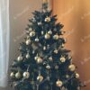 Künstlicher Weihnachtsbaum Nordische Fichte 120cm, ist mit goldenen Dekorationen geschmückt
