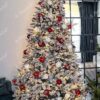 Künstlicher Weihnachtsbaum Nordische Fichte mit Kunstschnee 210cm, ist mit roten und weißen Dekorationen verziert