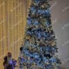 Künstlicher Weihnachtsbaum Nordische Fichte mit Kunstschnee 240cm, ist mit schwarzen und goldenen Dekorationen verziert