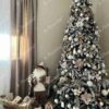 Künstlicher Weihnachtsbaum Nordische Fichte mit Kunstschnee 270cm, ist mit weißen und goldenen Dekorationen geschmückt
