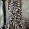 Künstlicher Weihnachtsbaum Nordische Fichte mit LED-Beleuchtung 240cm 700LED, ist mit weißen Dekorationen verziert