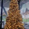 Künstlicher Weihnachtsbaum Nordische Fichte mit LED-Beleuchtung 300cm 1150LED, ist mit goldenen Dekorationen verziert