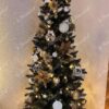 Künstlicher Weihnachtsbaum Nordische Fichte schlank 180cm, ist mit goldenen und weißen Verzierungen geschmückt