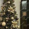 Künstlicher Weihnachtsbaum Nordische Fichte schlank 220cm, ist mit goldenen und weißen Verzierungen geschmückt